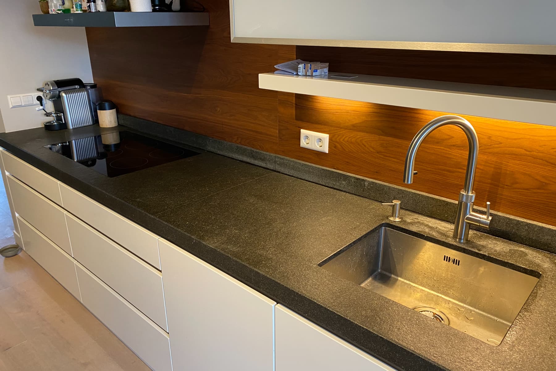 4 tips om te voorkomen dat je kat op het aanrecht springt